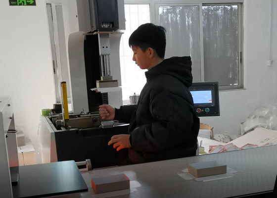 Mesin Pembungkus Kotak Ponsel Semi-Otomatis Kaku Juga Dapat Membuat Kotak Kosmetik