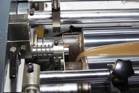 Tinggi 15 - 120mm Mesin Pembuat Kotak Kaku Dengan Sistem Pengumpanan Motor Servo